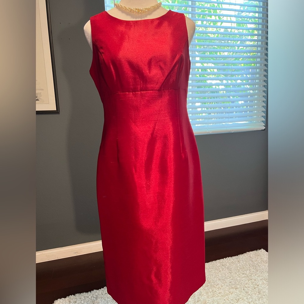 Black Label by Evan Picone stunning Red and line dress. Fully lined midi.